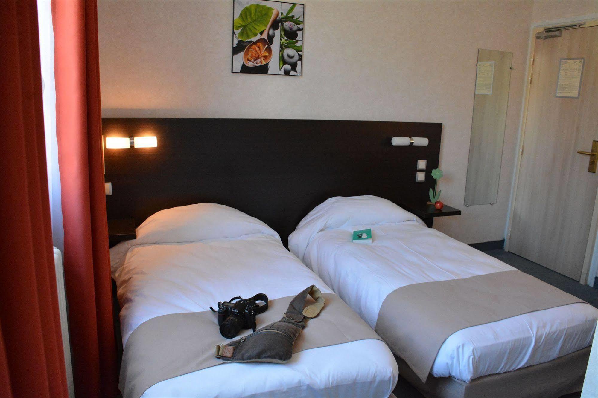 Logis Hotel Restaurant De France Saint-Geniez-dʼOlt Εξωτερικό φωτογραφία