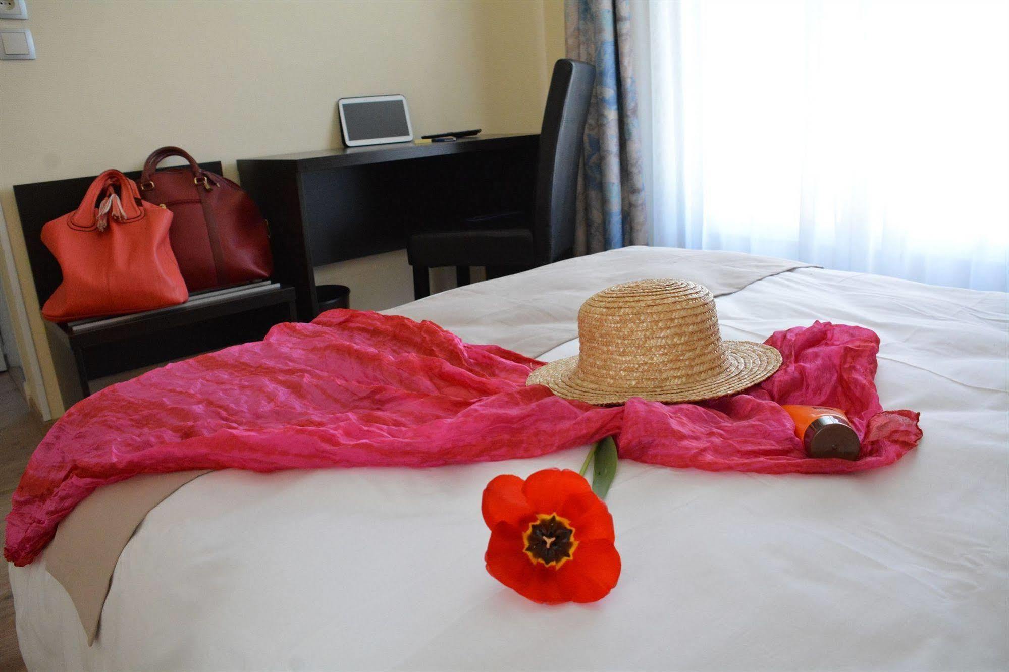Logis Hotel Restaurant De France Saint-Geniez-dʼOlt Εξωτερικό φωτογραφία